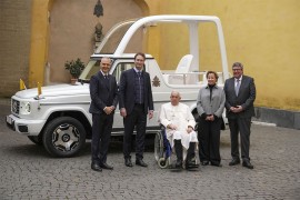 Papa dobio novi električni papamobil