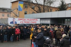 Suđenje Dodiku i Lukiću: Građani stigli ispred Suda BiH