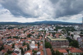 U petak oblačno, poslije podne slabe padavine