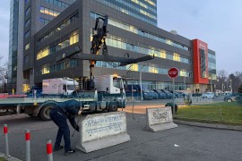 Betonske prepreke postavljene na parking kod Vlade Srpske
