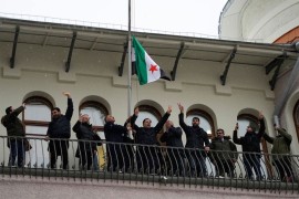 Zastava sirijske opozicije na zgradi Ambasade u Moskvi