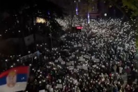 Brojni studenti i građani ispred RTS-a: "Ne lažite mi dedu" (VIDEO)