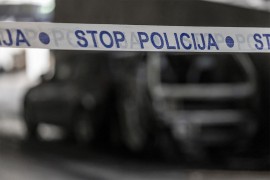Zapaljeno policijsko vozilo ispred policijske stanice
