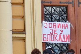 Đaci Jovine gimnazije blokirali školu: Direktor kleči i moli se ...