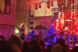 Pjevač "Parnog valjka" pao s bine i završio u bolnici (VIDEO)