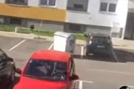 Neobična scena u banjalučkom naselju: Kontejner udario u automobil ...