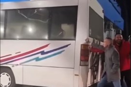 Neobična scena na graničnom prelazu Gradiška: Putnici gurali autobus ...