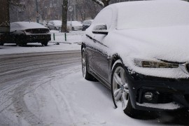 Kazna do 130 evra ako zagrijavate auto na parkingu