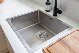 Ubacite tri sastojka u odvod da ne smrdi u kupatilu