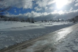 Snijeg zameo put Drvar-Glamoč, česti nestanci struje