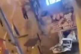 Stravična nesreća u Srbiji: Auto prepolovljen, dio uletio u izlog ...