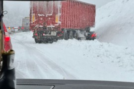 Šleperi u zastoju na auto-putu "9. januar" (VIDEO)