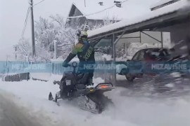 Jedini nije kasnio na posao: Banjalučanin motornim sankama kroz snijeg ...