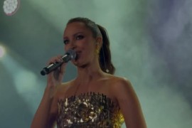Da li je ovo najljepša haljina koju je tokom turneje nosila Aleksandra ...