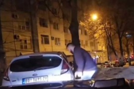 Srpski Hulk: Rukama premjestio drugo vozilo (VIDEO)