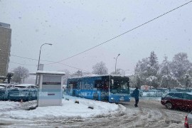 Žica pala na put u centru Banjaluke, autobus jedva prošao