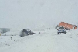 Dva kamiona završila u kanalu, jedan se prevrnuo (VIDEO)