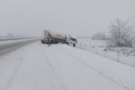 Kamion-cisterna iskliznuo sa puta: Kabina završila u kanalu
