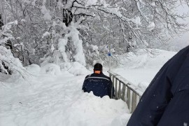 Monteri "Elektrokrajine" u borbi sa visokim snijegom, preduzeće izdalo ...