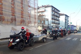 Djeda Mrazevi na motorima obradovali djecu