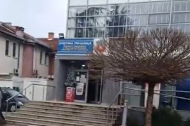 Prištinska policija upala i u zgradu opštine, uhapšena dva ...