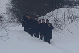 Policajci iz Mrkonjić Grada pješačili dva kilometra do zavijanog ...
