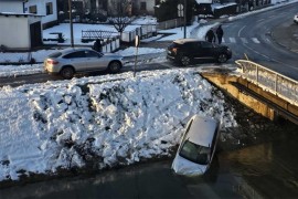 Auto završio u kanalu