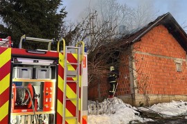 Izgorjela kuća, porodica ostala bez krova nad glavom (VIDEO)