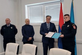 Nagrađeni kostajnički policajci koji su spasili jedan život