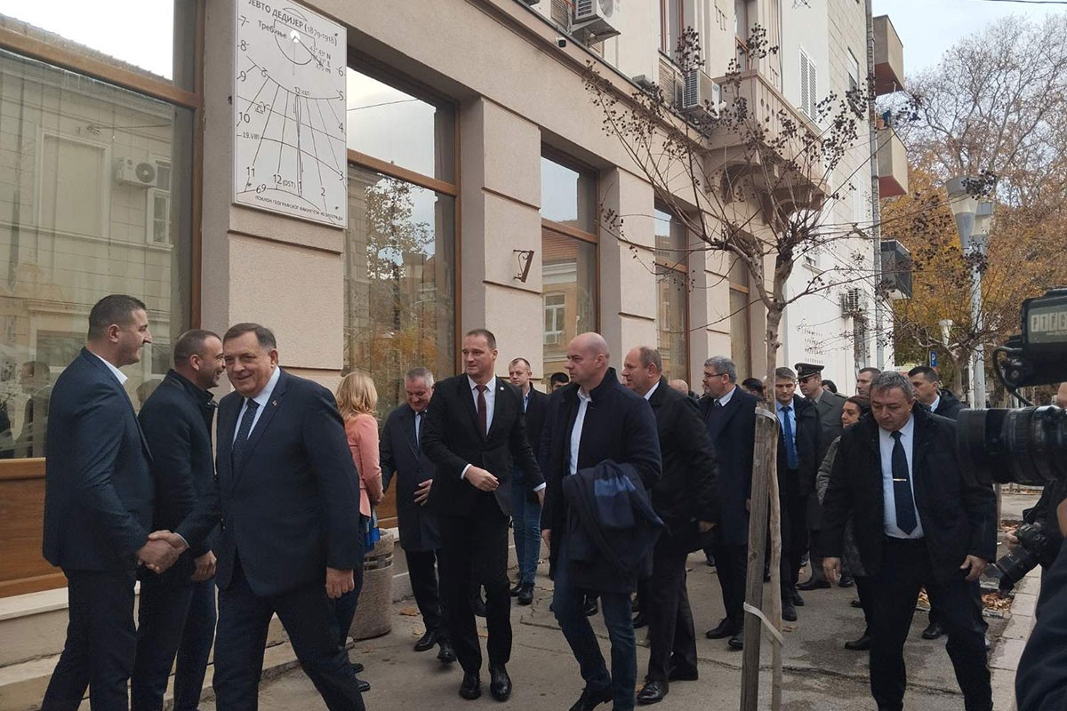 Počeo sastanak Dodika, Viškovića i Vučevića u Trebinju