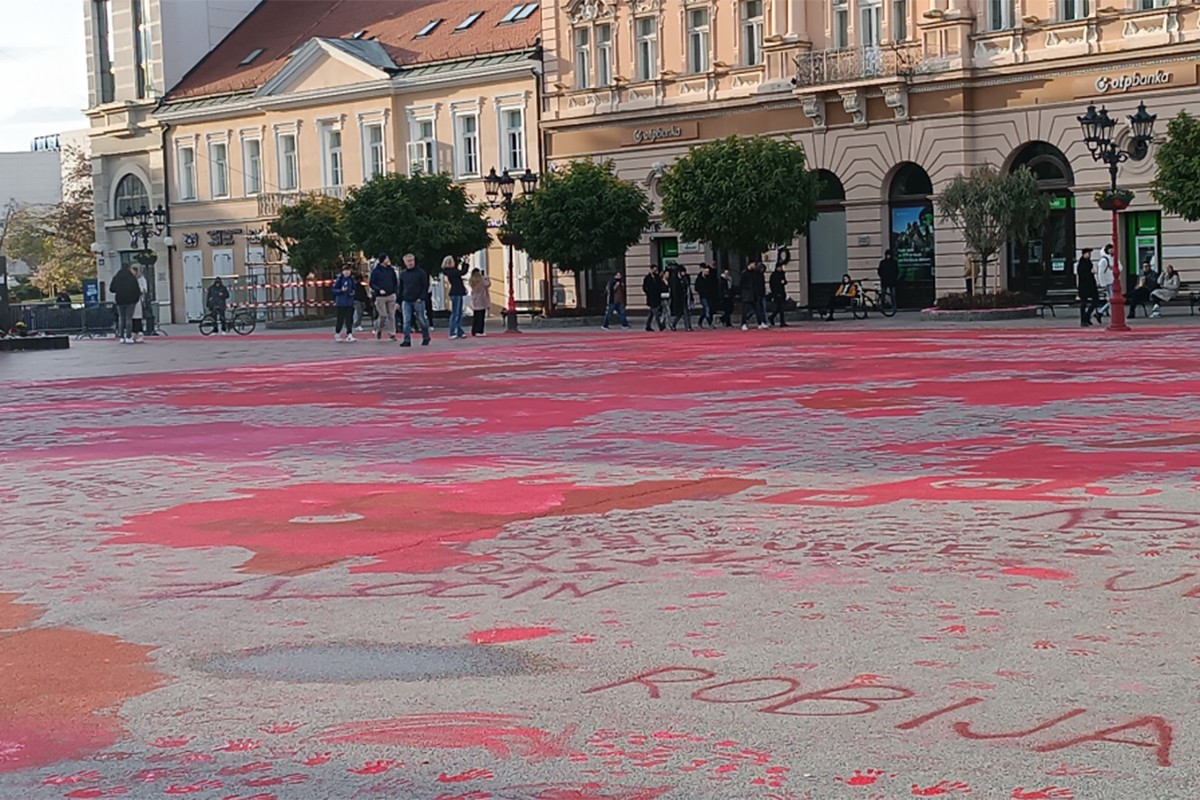 Organizatori protesta napali radnike "Čistoće" koji su čistili farbu na Trgu Slobode
