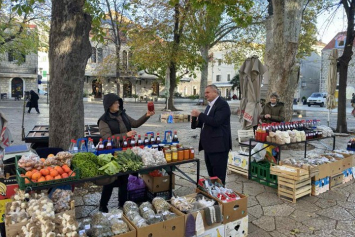 Višković posjetio trebinjsku pijacu, šta je kupio