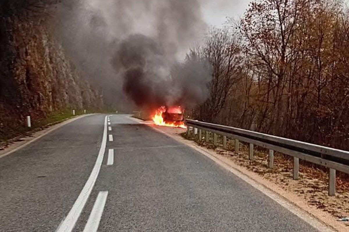Auto potpuno izgorio (FOTO)