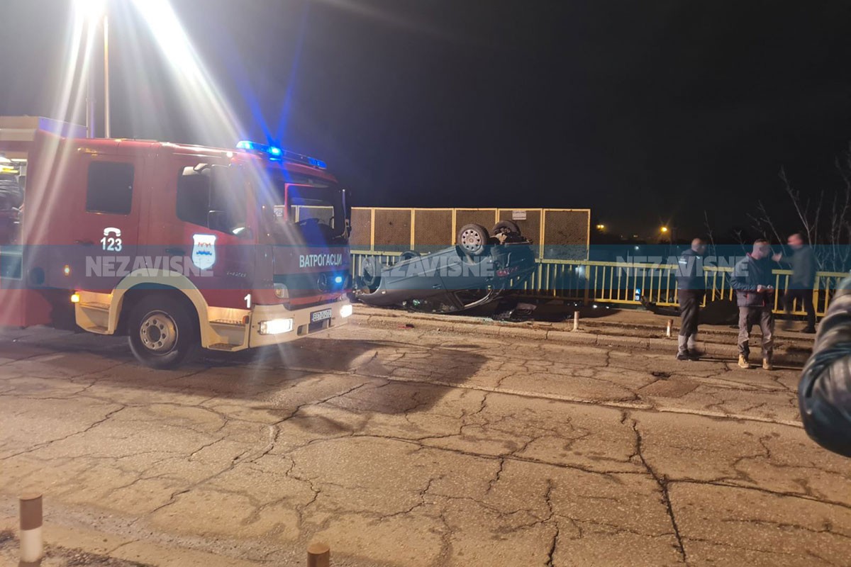 Udes na nadvožnjaku u Banjaluci, auto na krovu (FOTO)
