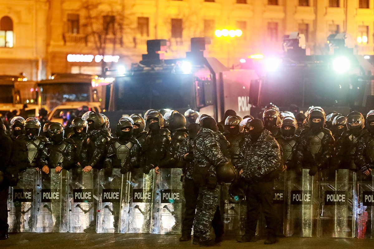 Protesti eskalirali, policija rastjerala demonstrante (FOTO, VIDEO)