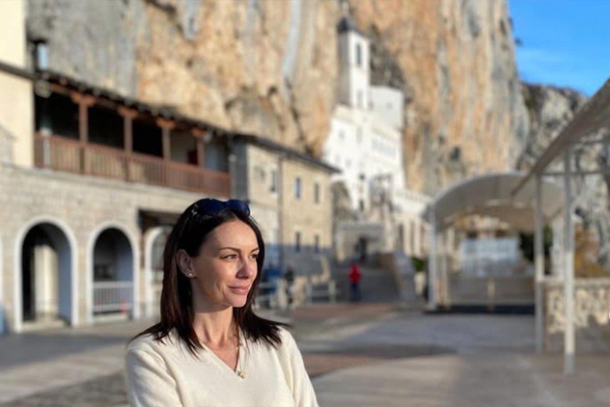 Sloboda Mićalović otputovala na Ostrog, društvo joj pravi kolega (FOTO)