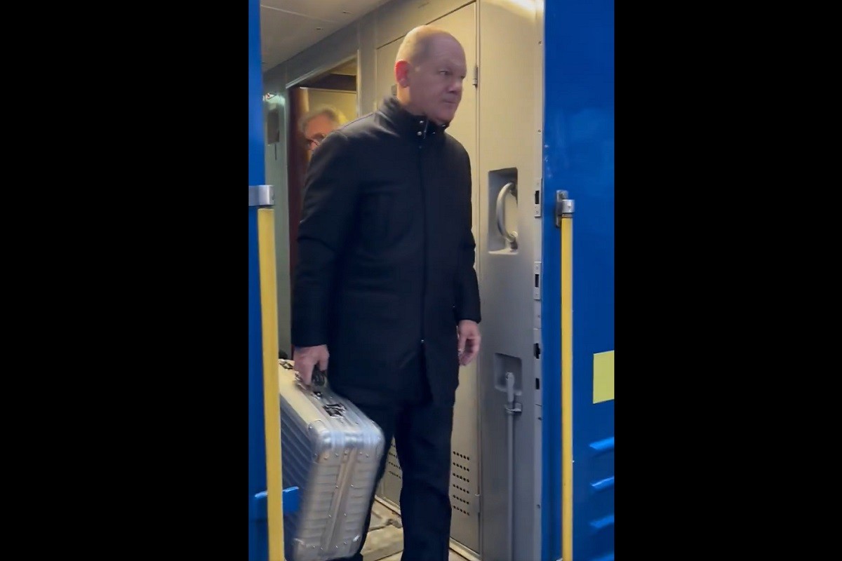 Šolc otkrio šta je nosio u metalnom koferu (VIDEO)