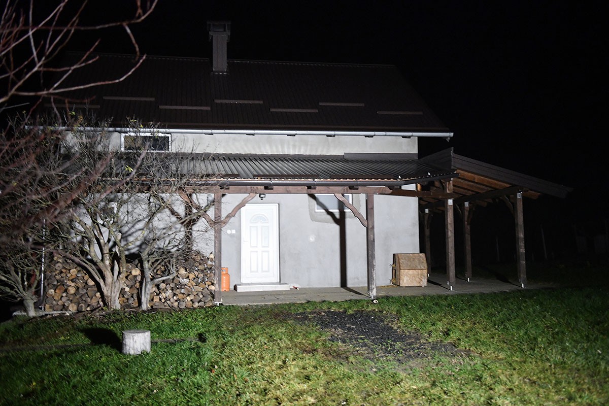 Komšije prestravljene pronalaskom zakopanih beba: Roditelji na Božić sjekli drva