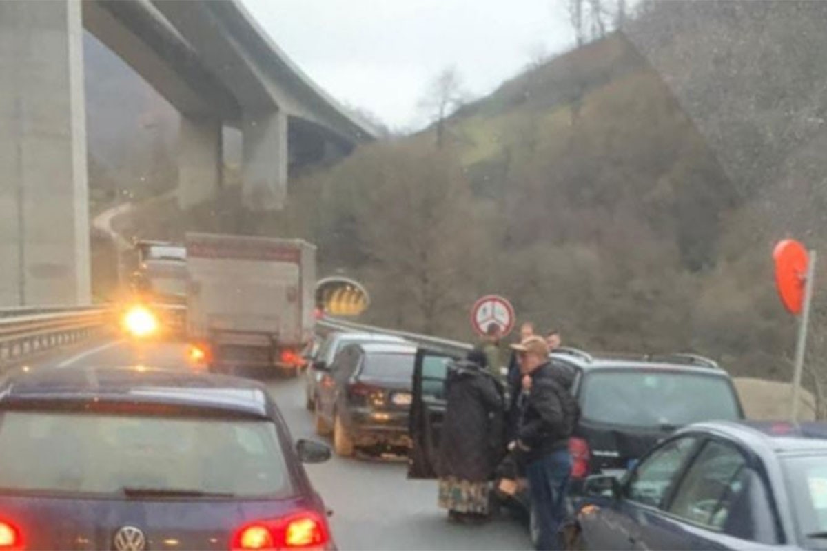 Sudar četiri vozila na ulazu u tunel, povrijeđene dvije osobe
