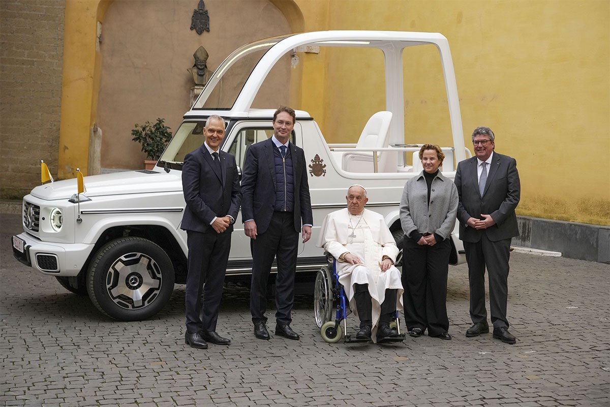 Papa dobio novi električni papamobil