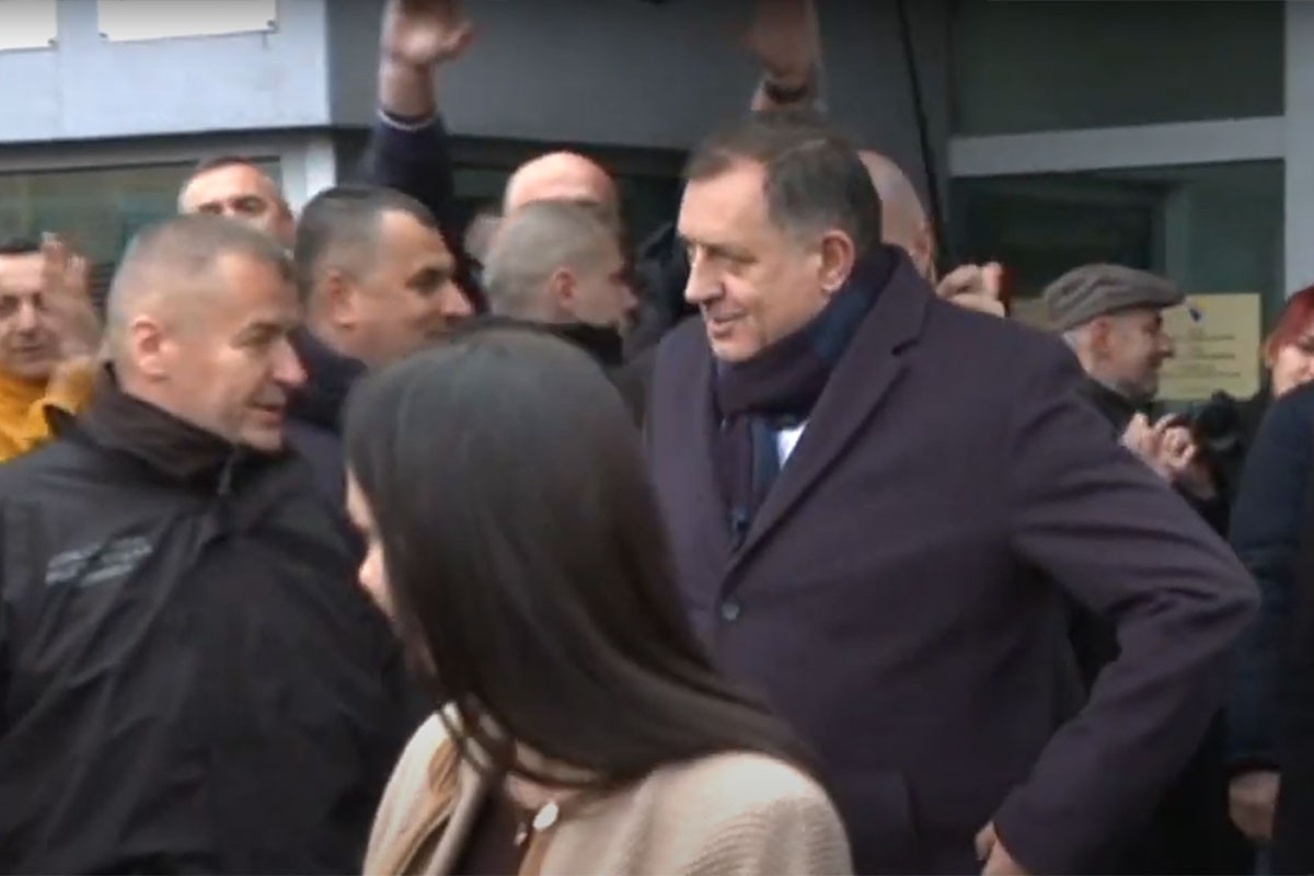 Dodika po izlasku iz Suda dočekala pjesma i harmonika (VIDEO)