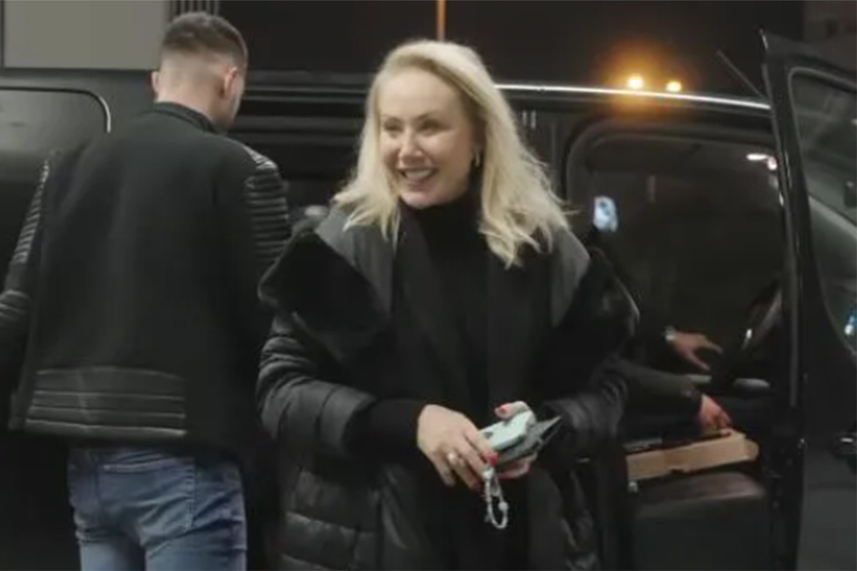 Lepa Brena stigla u Zagreb: "Vežite se, polećemo"