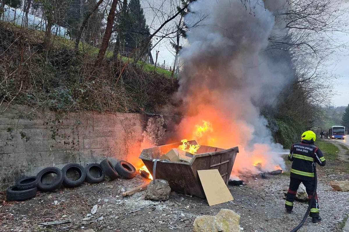 Gorio kontejner u Banjaluci (FOTO)