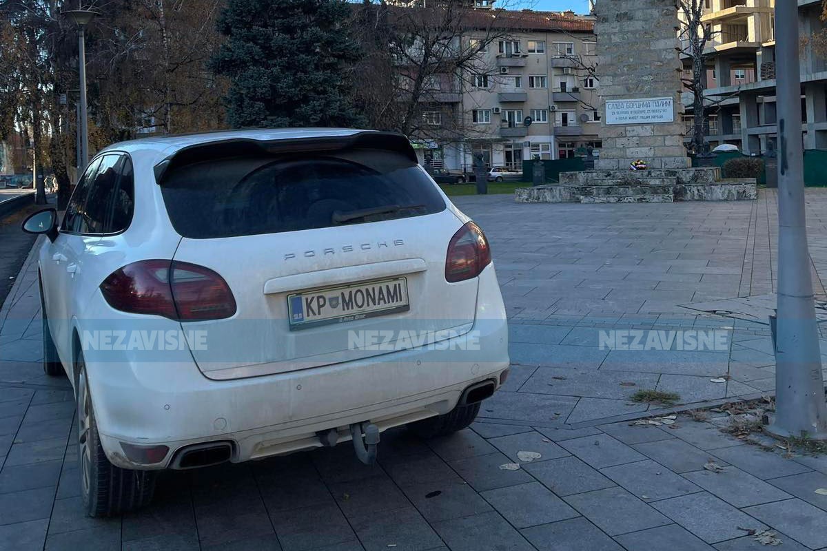 Bahato parkiranje automobila slovenačkih tabli u centru Banjaluke (FOTO)