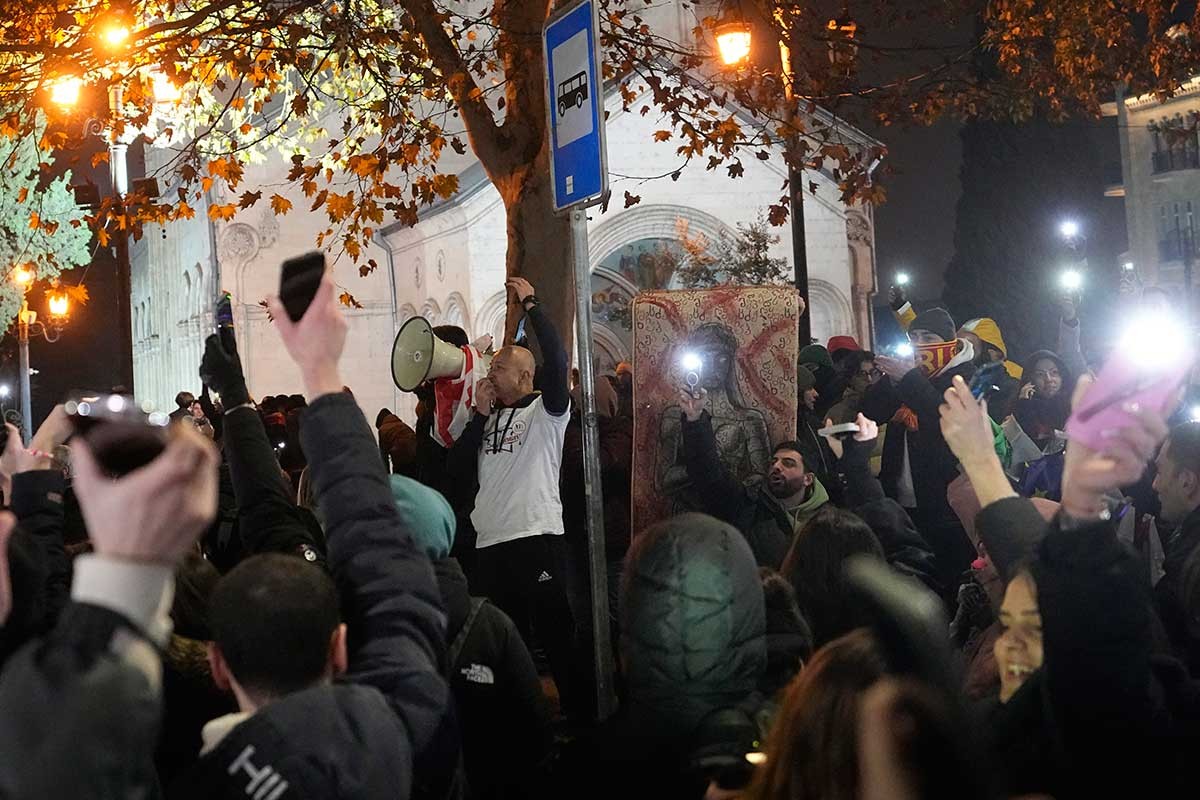 U protestima u Gruziji povrijeđeno 150 policajaca, privedeno 400 demonstranata