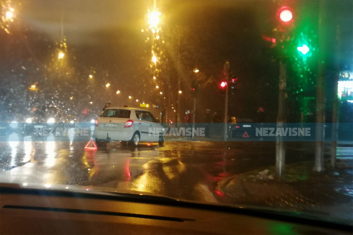 Saobraćajka kod Gimnazije u Banjaluci, jedan automobil završio na trotoaru