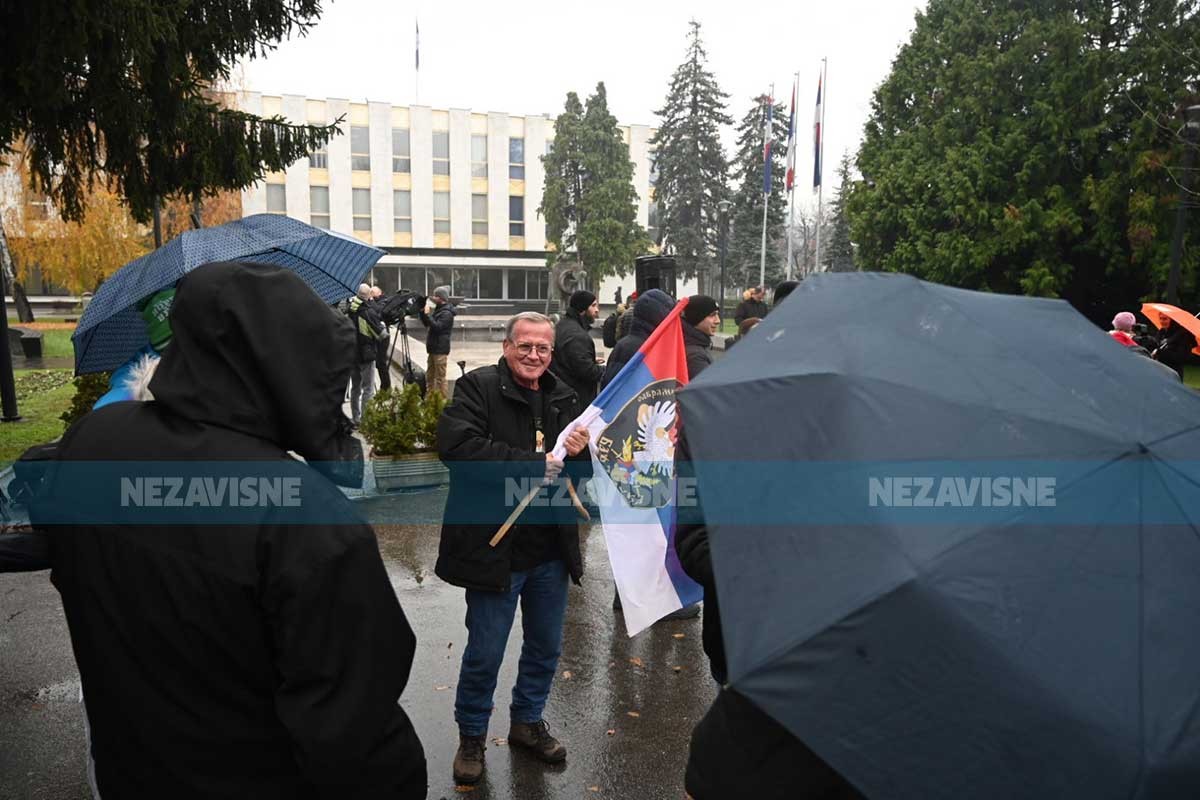 Građani se okupljaju ispred NSRS (VIDEO)