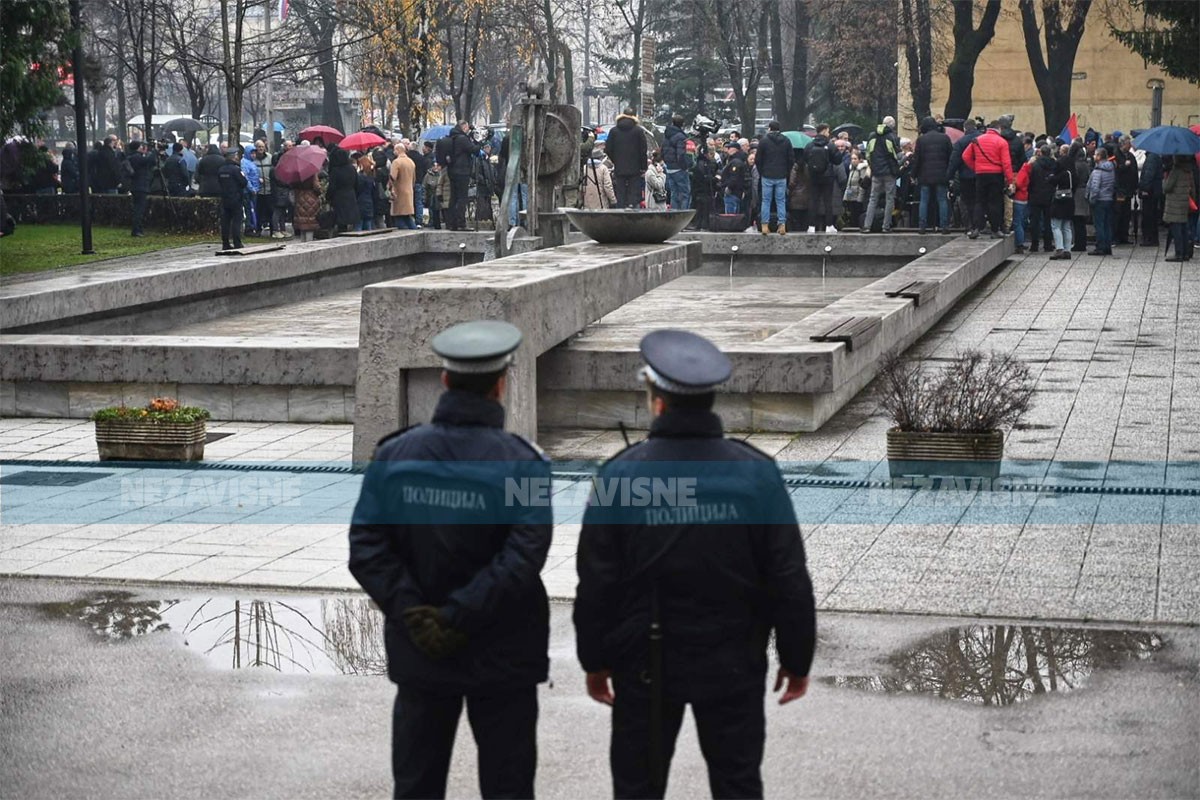 Ogroman broj policajaca ispred republičkih institucija