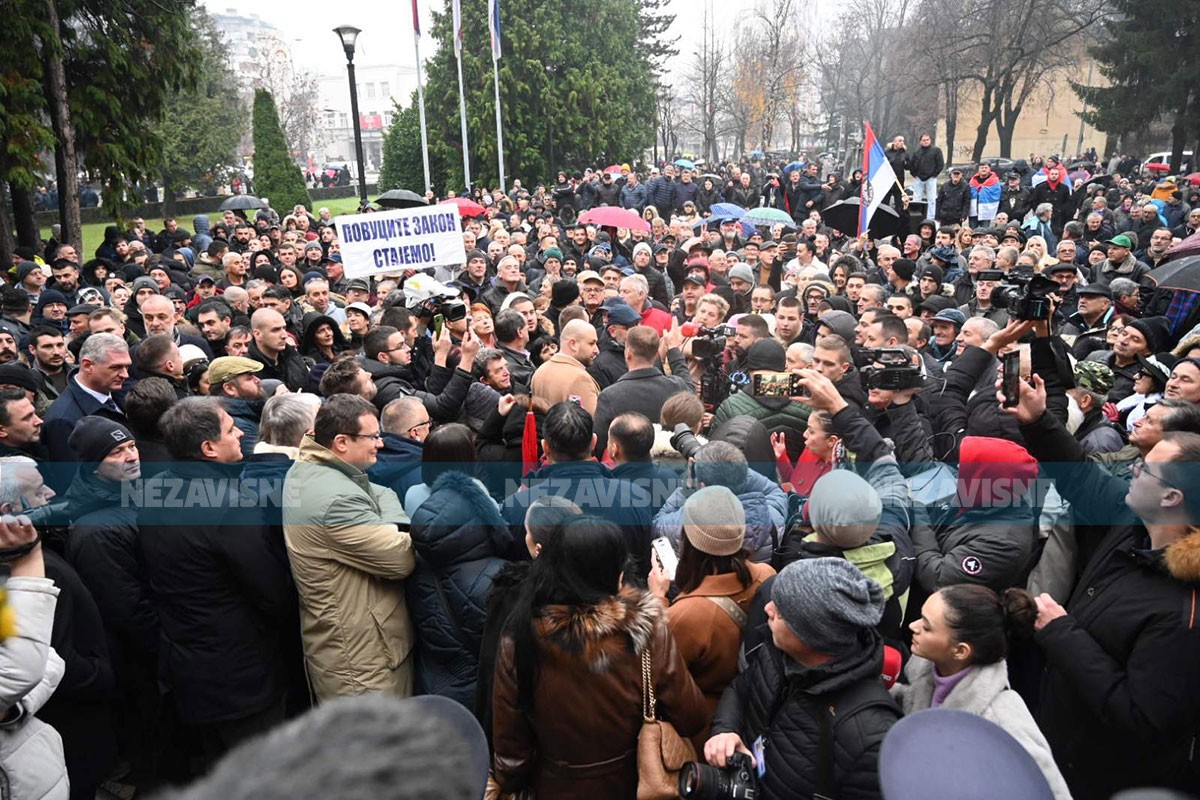 Protest ispred Narodne skupštine RS: "Od Banjaluke ne treba uzeti, već pitati" (VIDEO)