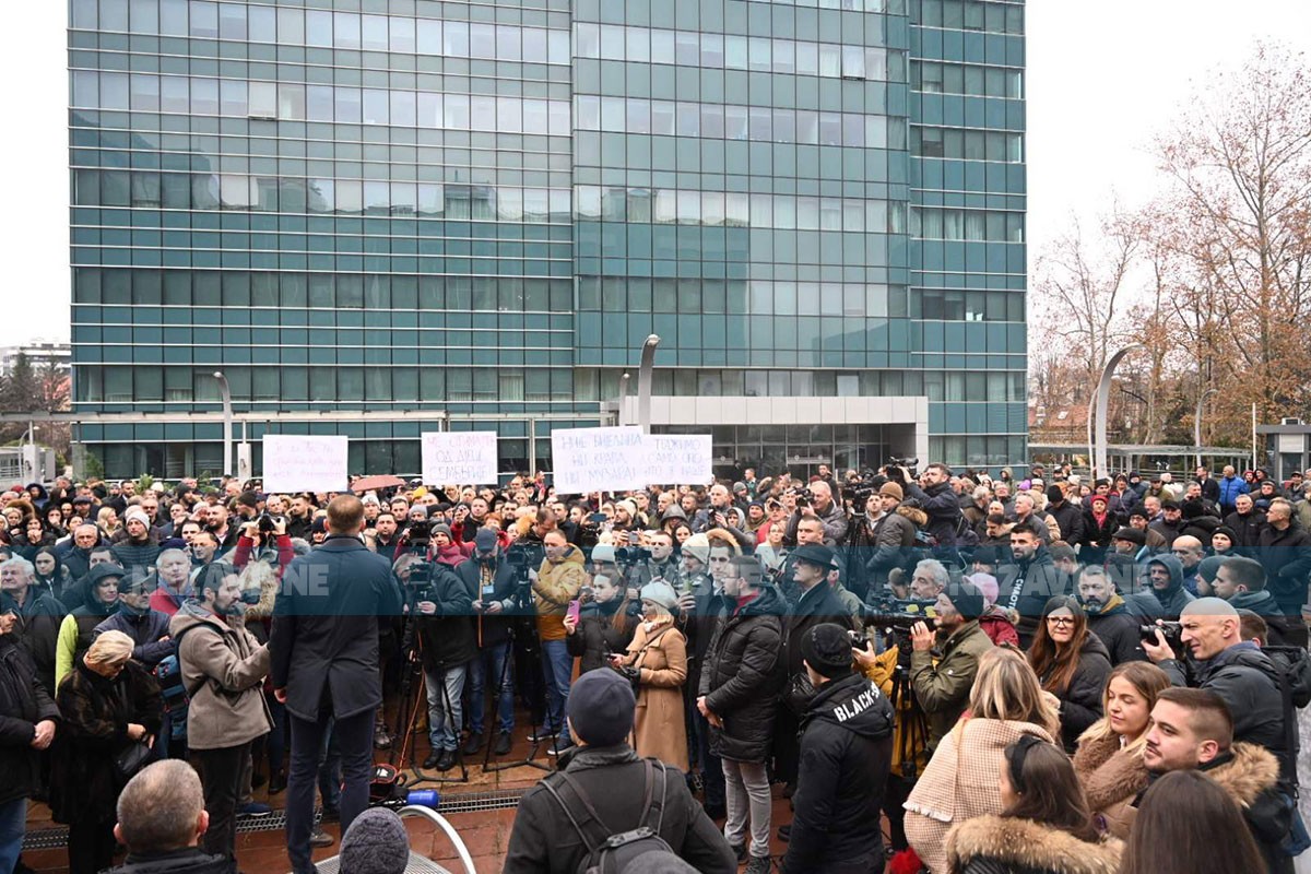 Protest u Banjaluci: Policija upozorila Stanivukovića, građani ispred Vlade RS (VIDEO)